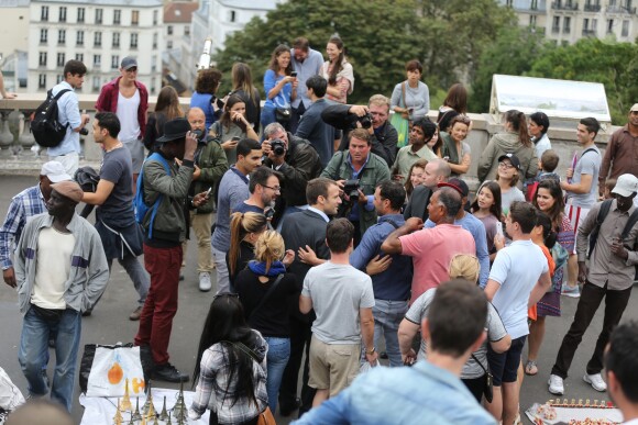 Emmanuel Macron et sa femme Brigitte Trogneux quittent la Maison de la Radio et vont déjeuner à Montmartre le 4 septembre 2016. Brigitte accompagnait son mari Emmanuel à la Maison de la radio pour faire une émission à l'invitation de France-Inter... Ensuite, comme à leur habitude ils ont été déjeuner dans leur restaurant préféré "La Cave des Abesses" puis ils se sont promenés sur la Butte Montmartre comme ils aiment le faire chaque dimanche. Le 4 septembre 2016.