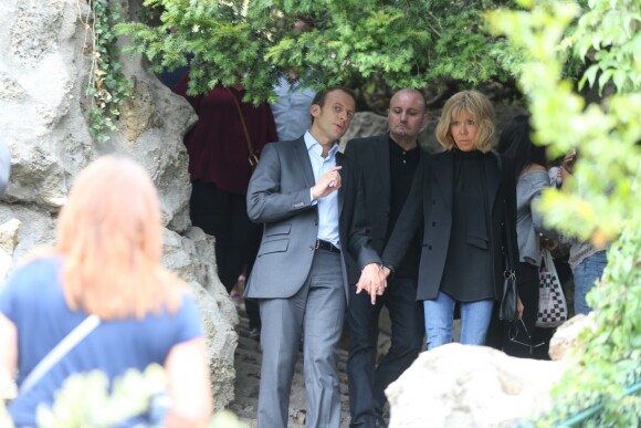 Emmanuel Macron et sa femme Brigitte Trogneux quittent la Maison de la Radio et vont déjeuner à Montmartre le 4 septembre 2016. Brigitte accompagnait son mari Emmanuel à la Maison de la radio pour faire une émission à l'invitation de France-Inter... Ensuite, comme à leur habitude ils ont été déjeuner dans leur restaurant préféré "La Cave des Abesses" puis ils se sont promenés sur la Butte Montmartre comme ils aiment le faire chaque dimanche. Le 4 septembre 2016.