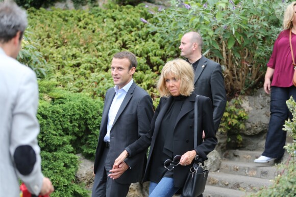 Emmanuel Macron et sa femme Brigitte Trogneux quittent la Maison de la Radio et vont déjeuner à Montmartre le 4 septembre 2016. Brigitte accompagnait son mari Emmanuel à la Maison de la radio pour faire une émission à l'invitation de France-Inter... Ensuite, comme à leur habitude ils ont été déjeuner dans leur restaurant préféré "La Cave des Abesses" puis ils se sont promenés sur la Butte Montmartre comme ils aiment le faire chaque dimanche. Le 4 septembre 2016.