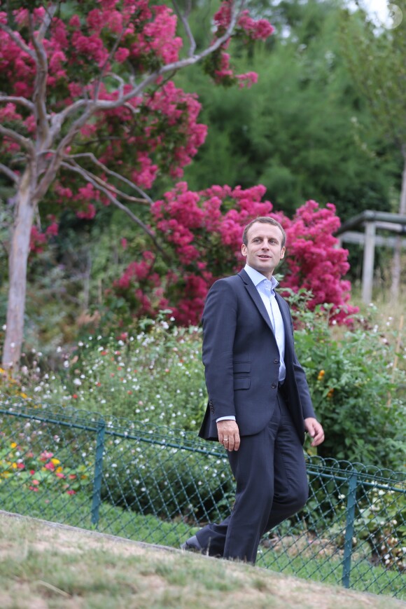 Emmanuel Macron et sa femme Brigitte Trogneux quittent la Maison de la Radio et vont déjeuner à Montmartre le 4 septembre 2016. Brigitte accompagnait son mari Emmanuel à la Maison de la radio pour faire une émission à l'invitation de France-Inter... Ensuite, comme à leur habitude ils ont été déjeuner dans leur restaurant préféré "La Cave des Abesses" puis ils se sont promenés sur la Butte Montmartre comme ils aiment le faire chaque dimanche. Le 4 septembre 2016.