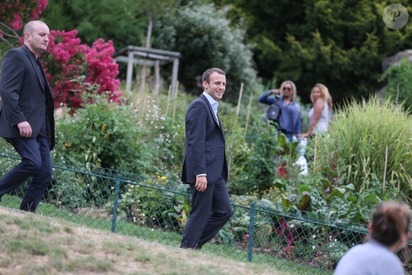 Emmanuel Macron et sa femme Brigitte Trogneux quittent la Maison de la Radio et vont déjeuner à Montmartre le 4 septembre 2016. Brigitte accompagnait son mari Emmanuel à la Maison de la radio pour faire une émission à l'invitation de France-Inter... Ensuite, comme à leur habitude ils ont été déjeuner dans leur restaurant préféré "La Cave des Abesses" puis ils se sont promenés sur la Butte Montmartre comme ils aiment le faire chaque dimanche. Le 4 septembre 2016.
