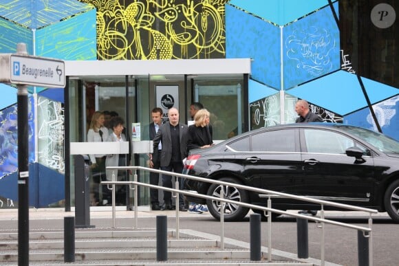 Emmanuel Macron et sa femme Brigitte Trogneux quittent la Maison de la Radio et vont déjeuner à Montmartre le 4 septembre 2016. Brigitte accompagnait son mari Emmanuel à la Maison de la radio pour faire une émission à l'invitation de France-Inter... Ensuite, comme à leur habitude ils ont été déjeuner dans leur restaurant préféré "La Cave des Abesses" puis ils se sont promenés sur la Butte Montmartre comme ils aiment le faire chaque dimanche. Le 4 septembre 2016.