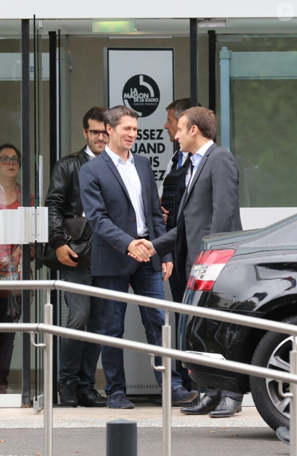 Emmanuel Macron et sa femme Brigitte Trogneux quittent la Maison de la Radio et vont déjeuner à Montmartre le 4 septembre 2016. Brigitte accompagnait son mari Emmanuel à la Maison de la radio pour faire une émission à l'invitation de France-Inter... Ensuite, comme à leur habitude ils ont été déjeuner dans leur restaurant préféré "La Cave des Abesses" puis ils se sont promenés sur la Butte Montmartre comme ils aiment le faire chaque dimanche. Le 4 septembre 2016.