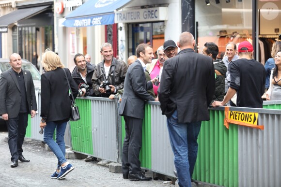 Emmanuel Macron et sa femme Brigitte Trogneux quittent la Maison de la Radio et vont déjeuner à Montmartre le 4 septembre 2016. Brigitte accompagnait son mari Emmanuel à la Maison de la radio pour faire une émission à l'invitation de France-Inter... Ensuite, comme à leur habitude ils ont été déjeuner dans leur restaurant préféré "La Cave des Abesses" puis ils se sont promenés sur la Butte Montmartre comme ils aiment le faire chaque dimanche. Le 4 septembre 2016.