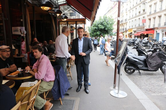 Emmanuel Macron et sa femme Brigitte Trogneux quittent la Maison de la Radio et vont déjeuner à Montmartre le 4 septembre 2016. Brigitte accompagnait son mari Emmanuel à la Maison de la radio pour faire une émission à l'invitation de France-Inter... Ensuite, comme à leur habitude ils ont été déjeuner dans leur restaurant préféré "La Cave des Abesses" puis ils se sont promenés sur la Butte Montmartre comme ils aiment le faire chaque dimanche. Le 4 septembre 2016.