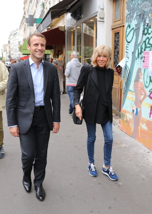 Emmanuel Macron et sa femme Brigitte Trogneux quittent la Maison de la Radio et vont déjeuner à Montmartre le 4 septembre 2016. Brigitte accompagnait son mari Emmanuel à la Maison de la radio pour faire une émission à l'invitation de France-Inter... Ensuite, comme à leur habitude ils ont été déjeuner dans leur restaurant préféré "La Cave des Abesses" puis ils se sont promenés sur la Butte Montmartre comme ils aiment le faire chaque dimanche. Le 4 septembre 2016.