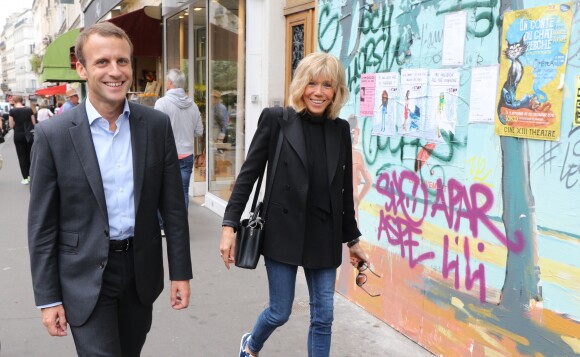 Emmanuel Macron et sa femme Brigitte Trogneux quittent la Maison de la Radio et vont déjeuner à Montmartre le 4 septembre 2016. Brigitte accompagnait son mari Emmanuel à la Maison de la radio pour faire une émission à l'invitation de France-Inter... Ensuite, comme à leur habitude ils ont été déjeuner dans leur restaurant préféré "La Cave des Abesses" puis ils se sont promenés sur la Butte Montmartre comme ils aiment le faire chaque dimanche. Le 4 septembre 2016.