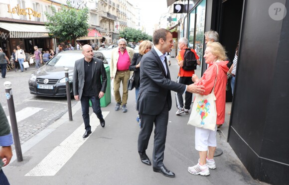 Emmanuel Macron et sa femme Brigitte Trogneux quittent la Maison de la Radio et vont déjeuner à Montmartre le 4 septembre 2016. Brigitte accompagnait son mari Emmanuel à la Maison de la radio pour faire une émission à l'invitation de France-Inter... Ensuite, comme à leur habitude ils ont été déjeuner dans leur restaurant préféré "La Cave des Abesses" puis ils se sont promenés sur la Butte Montmartre comme ils aiment le faire chaque dimanche. Le 4 septembre 2016.