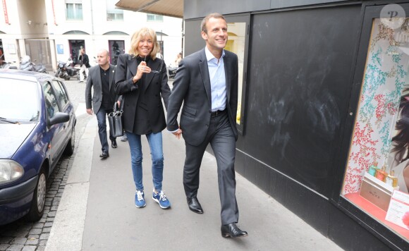 Emmanuel Macron et sa femme Brigitte Trogneux quittent la Maison de la Radio et vont déjeuner à Montmartre le 4 septembre 2016. Brigitte accompagnait son mari Emmanuel à la Maison de la radio pour faire une émission à l'invitation de France-Inter... Ensuite, comme à leur habitude ils ont été déjeuner dans leur restaurant préféré "La Cave des Abesses" puis ils se sont promenés sur la Butte Montmartre comme ils aiment le faire chaque dimanche. Le 4 septembre 2016.