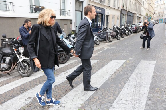Emmanuel Macron et sa femme Brigitte Trogneux quittent la Maison de la Radio et vont déjeuner à Montmartre le 4 septembre 2016. Brigitte accompagnait son mari Emmanuel à la Maison de la radio pour faire une émission à l'invitation de France-Inter... Ensuite, comme à leur habitude ils ont été déjeuner dans leur restaurant préféré "La Cave des Abesses" puis ils se sont promenés sur la Butte Montmartre comme ils aiment le faire chaque dimanche. Le 4 septembre 2016.