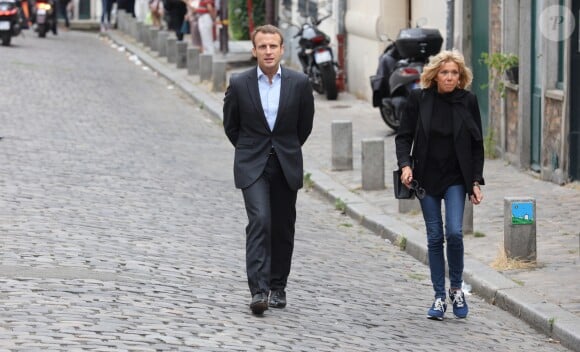 Emmanuel Macron et sa femme Brigitte Trogneux quittent la Maison de la Radio et vont déjeuner à Montmartre le 4 septembre 2016. Brigitte accompagnait son mari Emmanuel à la Maison de la radio pour faire une émission à l'invitation de France-Inter... Ensuite, comme à leur habitude ils ont été déjeuner dans leur restaurant préféré "La Cave des Abesses" puis ils se sont promenés sur la Butte Montmartre comme ils aiment le faire chaque dimanche. Le 4 septembre 2016.