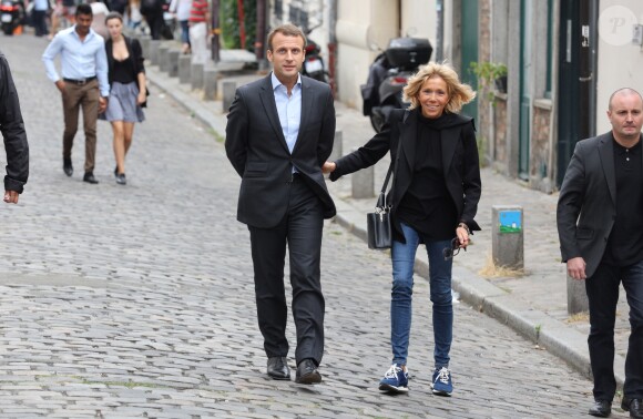 Emmanuel Macron et sa femme Brigitte Trogneux quittent la Maison de la Radio et vont déjeuner à Montmartre le 4 septembre 2016. Brigitte accompagnait son mari Emmanuel à la Maison de la radio pour faire une émission à l'invitation de France-Inter... Ensuite, comme à leur habitude ils ont été déjeuner dans leur restaurant préféré "La Cave des Abesses" puis ils se sont promenés sur la Butte Montmartre comme ils aiment le faire chaque dimanche. Le 4 septembre 2016.
