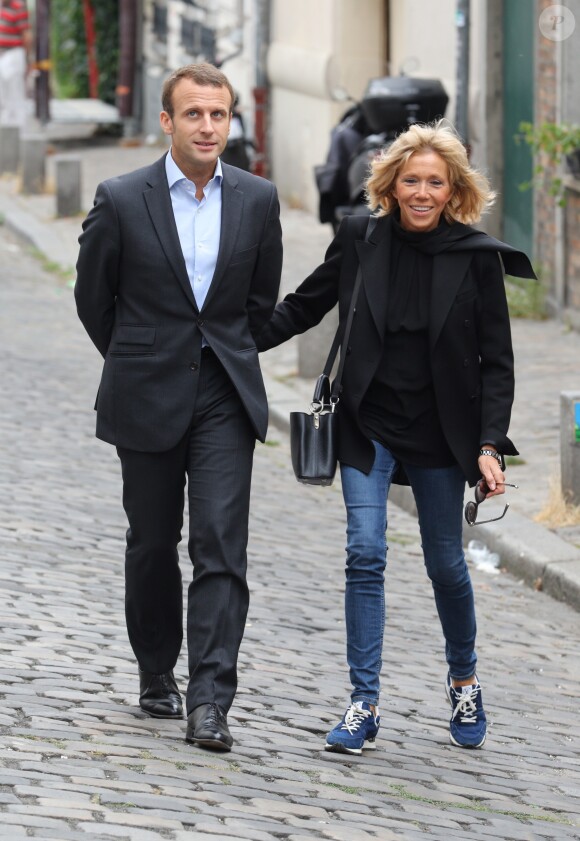 Emmanuel Macron et sa femme Brigitte Trogneux quittent la Maison de la Radio et vont déjeuner à Montmartre le 4 septembre 2016. Brigitte accompagnait son mari Emmanuel à la Maison de la radio pour faire une émission à l'invitation de France-Inter... Ensuite, comme à leur habitude ils ont été déjeuner dans leur restaurant préféré "La Cave des Abesses" puis ils se sont promenés sur la Butte Montmartre comme ils aiment le faire chaque dimanche. Le 4 septembre 2016.