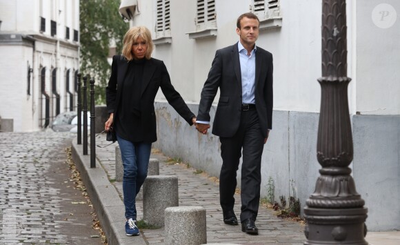 Emmanuel Macron et sa femme Brigitte Trogneux quittent la Maison de la Radio et vont déjeuner à Montmartre le 4 septembre 2016. Brigitte accompagnait son mari Emmanuel à la Maison de la radio pour faire une émission à l'invitation de France-Inter... Ensuite, comme à leur habitude ils ont été déjeuner dans leur restaurant préféré "La Cave des Abesses" puis ils se sont promenés sur la Butte Montmartre comme ils aiment le faire chaque dimanche. Le 4 septembre 2016.