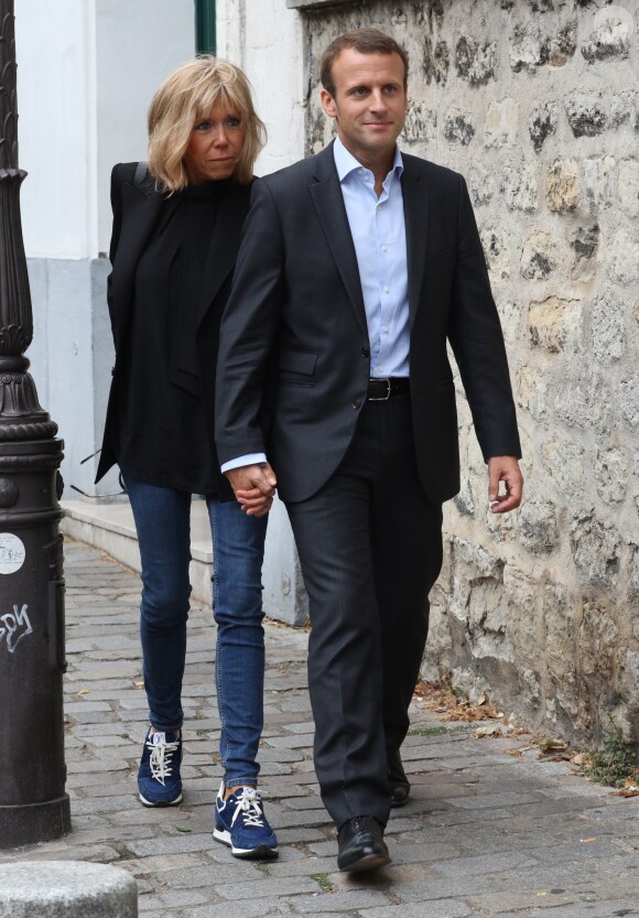 Emmanuel Macron et sa femme Brigitte Trogneux quittent la Maison de la Radio et vont déjeuner à Montmartre le 4 septembre 2016. Brigitte accompagnait son mari Emmanuel à la Maison de la radio pour faire une émission à l'invitation de France-Inter... Ensuite, comme à leur habitude ils ont été déjeuner dans leur restaurant préféré "La Cave des Abesses" puis ils se sont promenés sur la Butte Montmartre comme ils aiment le faire chaque dimanche. Le 4 septembre 2016.