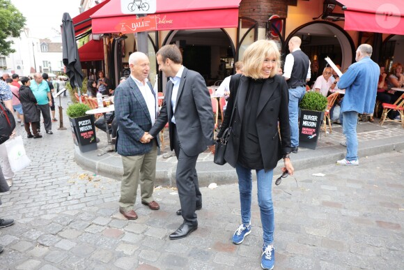 Emmanuel Macron et sa femme Brigitte Trogneux quittent la Maison de la Radio et vont déjeuner à Montmartre le 4 septembre 2016. Brigitte accompagnait son mari Emmanuel à la Maison de la radio pour faire une émission à l'invitation de France-Inter... Ensuite, comme à leur habitude ils ont été déjeuner dans leur restaurant préféré "La Cave des Abesses" puis ils se sont promenés sur la Butte Montmartre comme ils aiment le faire chaque dimanche. Le 4 septembre 2016.