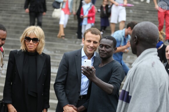 Emmanuel Macron et sa femme Brigitte Trogneux quittent la Maison de la Radio et vont déjeuner à Montmartre le 4 septembre 2016. Brigitte accompagnait son mari Emmanuel à la Maison de la radio pour faire une émission à l'invitation de France-Inter... Ensuite, comme à leur habitude ils ont été déjeuner dans leur restaurant préféré "La Cave des Abesses" puis ils se sont promenés sur la Butte Montmartre comme ils aiment le faire chaque dimanche. Le 4 septembre 2016.