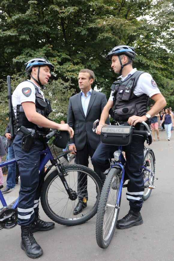 Emmanuel Macron et sa femme Brigitte Trogneux quittent la Maison de la Radio et vont déjeuner à Montmartre le 4 septembre 2016. Brigitte accompagnait son mari Emmanuel à la Maison de la radio pour faire une émission à l'invitation de France-Inter... Ensuite, comme à leur habitude ils ont été déjeuner dans leur restaurant préféré "La Cave des Abesses" puis ils se sont promenés sur la Butte Montmartre comme ils aiment le faire chaque dimanche. Le 4 septembre 2016.