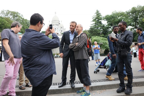 Emmanuel Macron et sa femme Brigitte Trogneux quittent la Maison de la Radio et vont déjeuner à Montmartre le 4 septembre 2016. Brigitte accompagnait son mari Emmanuel à la Maison de la radio pour faire une émission à l'invitation de France-Inter... Ensuite, comme à leur habitude ils ont été déjeuner dans leur restaurant préféré "La Cave des Abesses" puis ils se sont promenés sur la Butte Montmartre comme ils aiment le faire chaque dimanche. Le 4 septembre 2016.