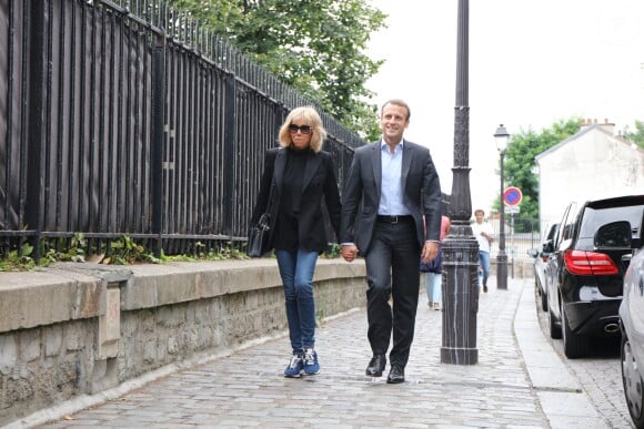 Emmanuel Macron et sa femme Brigitte Trogneux quittent la Maison de la Radio et vont déjeuner à Montmartre le 4 septembre 2016. Brigitte accompagnait son mari Emmanuel à la Maison de la radio pour faire une émission à l'invitation de France-Inter... Ensuite, comme à leur habitude ils ont été déjeuner dans leur restaurant préféré "La Cave des Abesses" puis ils se sont promenés sur la Butte Montmartre comme ils aiment le faire chaque dimanche. Le 4 septembre 2016.