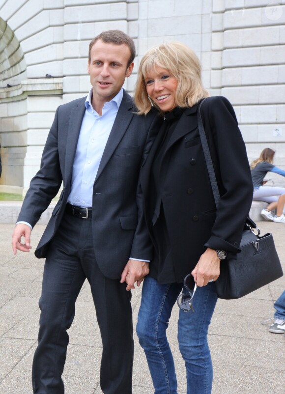 Emmanuel Macron et sa femme Brigitte Trogneux quittent la Maison de la Radio et vont déjeuner à Montmartre le 4 septembre 2016. Brigitte accompagnait son mari Emmanuel à la Maison de la radio pour faire une émission à l'invitation de France-Inter... Ensuite, comme à leur habitude ils ont été déjeuner dans leur restaurant préféré "La Cave des Abesses" puis ils se sont promenés sur la Butte Montmartre comme ils aiment le faire chaque dimanche. Le 4 septembre 2016.