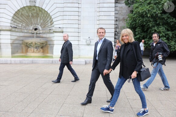 Emmanuel Macron et sa femme Brigitte Trogneux quittent la Maison de la Radio et vont déjeuner à Montmartre le 4 septembre 2016. Brigitte accompagnait son mari Emmanuel à la Maison de la radio pour faire une émission à l'invitation de France-Inter... Ensuite, comme à leur habitude ils ont été déjeuner dans leur restaurant préféré "La Cave des Abesses" puis ils se sont promenés sur la Butte Montmartre comme ils aiment le faire chaque dimanche. Le 4 septembre 2016.