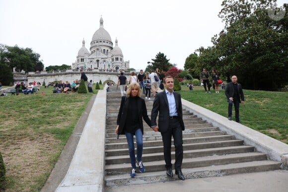 Emmanuel Macron et sa femme Brigitte Trogneux quittent la Maison de la Radio et vont déjeuner à Montmartre le 4 septembre 2016. Brigitte accompagnait son mari Emmanuel à la Maison de la radio pour faire une émission à l'invitation de France-Inter... Ensuite, comme à leur habitude ils ont été déjeuner dans leur restaurant préféré "La Cave des Abesses" puis ils se sont promenés sur la Butte Montmartre comme ils aiment le faire chaque dimanche. Le 4 septembre 2016.