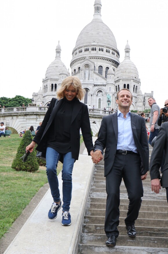 Emmanuel Macron et sa femme Brigitte Trogneux quittent la Maison de la Radio et vont déjeuner à Montmartre le 4 septembre 2016. Brigitte accompagnait son mari Emmanuel à la Maison de la radio pour faire une émission à l'invitation de France-Inter... Ensuite, comme à leur habitude ils ont été déjeuner dans leur restaurant préféré "La Cave des Abesses" puis ils se sont promenés sur la Butte Montmartre comme ils aiment le faire chaque dimanche. Le 4 septembre 2016.