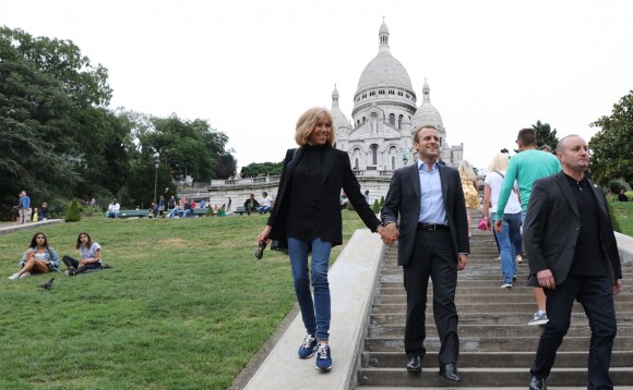 Emmanuel Macron et sa femme Brigitte Trogneux quittent la Maison de la Radio et vont déjeuner à Montmartre le 4 septembre 2016. Brigitte accompagnait son mari Emmanuel à la Maison de la radio pour faire une émission à l'invitation de France-Inter... Ensuite, comme à leur habitude ils ont été déjeuner dans leur restaurant préféré "La Cave des Abesses" puis ils se sont promenés sur la Butte Montmartre comme ils aiment le faire chaque dimanche. Le 4 septembre 2016.