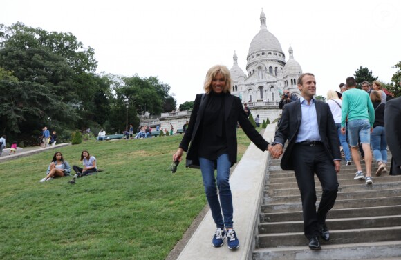 Emmanuel Macron et sa femme Brigitte Trogneux quittent la Maison de la Radio et vont déjeuner à Montmartre le 4 septembre 2016. Brigitte accompagnait son mari Emmanuel à la Maison de la radio pour faire une émission à l'invitation de France-Inter... Ensuite, comme à leur habitude ils ont été déjeuner dans leur restaurant préféré "La Cave des Abesses" puis ils se sont promenés sur la Butte Montmartre comme ils aiment le faire chaque dimanche. Le 4 septembre 2016.