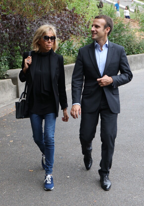 Emmanuel Macron et sa femme Brigitte Trogneux quittent la Maison de la Radio et vont déjeuner à Montmartre le 4 septembre 2016. Brigitte accompagnait son mari Emmanuel à la Maison de la radio pour faire une émission à l'invitation de France-Inter... Ensuite, comme à leur habitude ils ont été déjeuner dans leur restaurant préféré "La Cave des Abesses" puis ils se sont promenés sur la Butte Montmartre comme ils aiment le faire chaque dimanche. Le 4 septembre 2016.