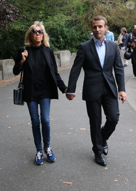 Emmanuel Macron et sa femme Brigitte Trogneux quittent la Maison de la Radio et vont déjeuner à Montmartre le 4 septembre 2016. Brigitte accompagnait son mari Emmanuel à la Maison de la radio pour faire une émission à l'invitation de France-Inter... Ensuite, comme à leur habitude ils ont été déjeuner dans leur restaurant préféré "La Cave des Abesses" puis ils se sont promenés sur la Butte Montmartre comme ils aiment le faire chaque dimanche. Le 4 septembre 2016.