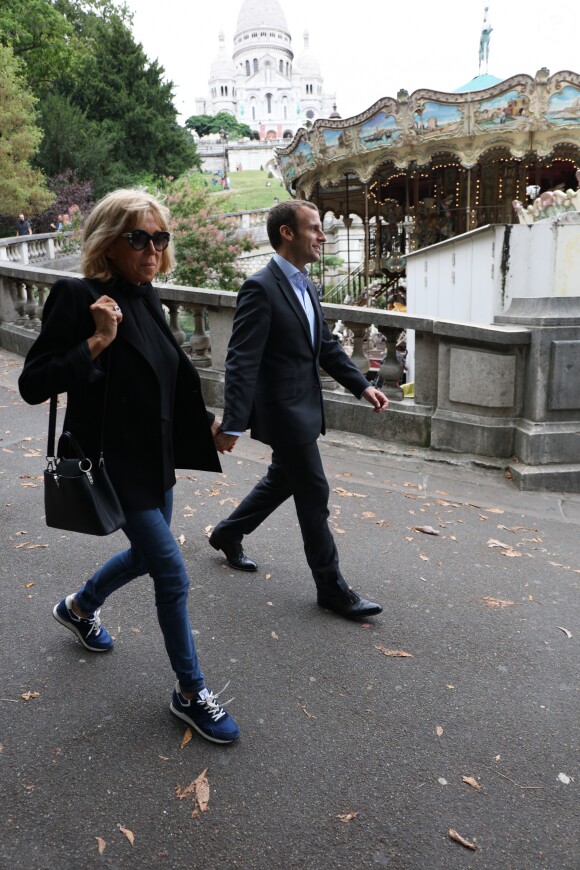 Emmanuel Macron et sa femme Brigitte Trogneux quittent la Maison de la Radio et vont déjeuner à Montmartre le 4 septembre 2016. Brigitte accompagnait son mari Emmanuel à la Maison de la radio pour faire une émission à l'invitation de France-Inter... Ensuite, comme à leur habitude ils ont été déjeuner dans leur restaurant préféré "La Cave des Abesses" puis ils se sont promenés sur la Butte Montmartre comme ils aiment le faire chaque dimanche. Le 4 septembre 2016.