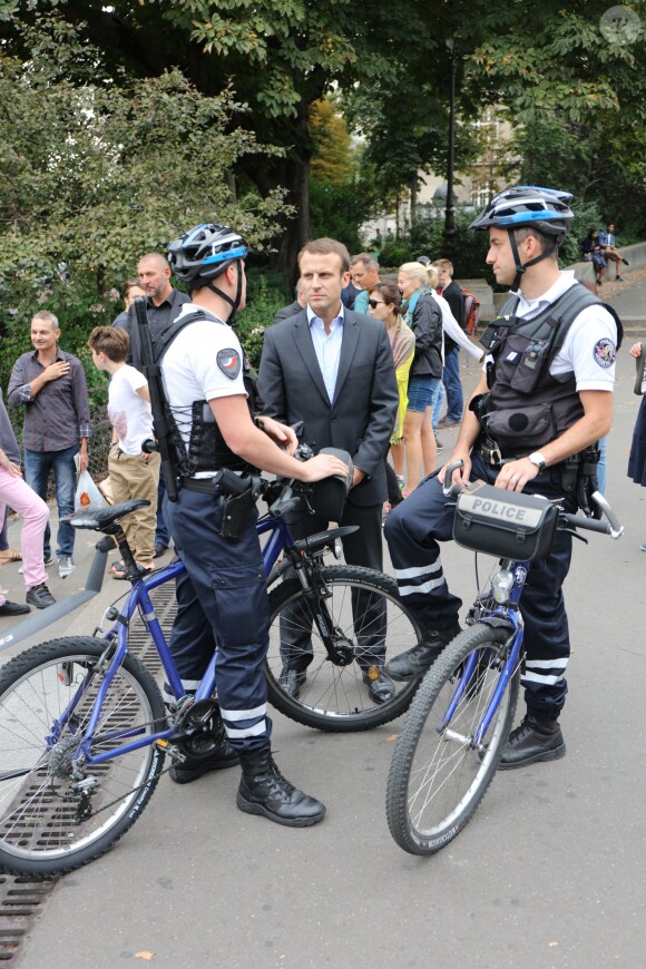 Emmanuel Macron et sa femme Brigitte Trogneux quittent la Maison de la Radio et vont déjeuner à Montmartre le 4 septembre 2016. Brigitte accompagnait son mari Emmanuel à la Maison de la radio pour faire une émission à l'invitation de France-Inter... Ensuite, comme à leur habitude ils ont été déjeuner dans leur restaurant préféré "La Cave des Abesses" puis ils se sont promenés sur la Butte Montmartre comme ils aiment le faire chaque dimanche. Le 4 septembre 2016.