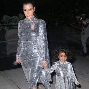 Kim Kardashian et sa fille North West portent des robes pailletées et assorties pour aller au concert de Kanye West à New York, le 5 septembre 2016.