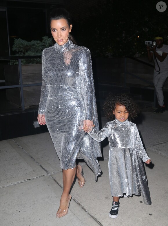 Kim Kardashian et sa fille North West portent des robes pailletées et assorties pour aller au concert de Kanye West à New York, le 5 septembre 2016.