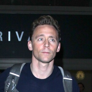 Tom Hiddleston arrive avec ses valises à l'aéroport de LAX à Los Angeles, le 10 août 2016.