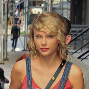 Taylor Swift sort de son appartement pour revenir quelques minutes après à New York City, New York, Etats-Unis, le 8 août 2016.