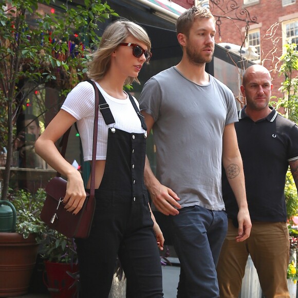 Taylor Swift et son petit-ami Calvin Harris sortent d'un restaurant à New York, le 28 mai 2015.