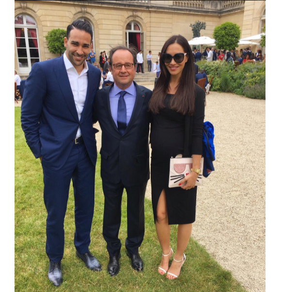 Adil Rami et Sidonie Biémont, avec François Hollande à l'Elysée en juillet 2016 au terme de l'Euro, sont devenus le 7 septembre 2016 les parents de jumeaux, Zayn et Madi. Photo Instagram.