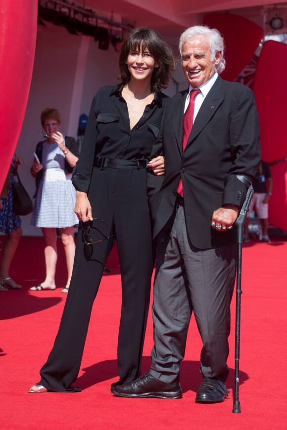 Jean-Paul Belmondo arrive au bras de Sophie Marceau sur le tapis rouge du 73e Festival du Film de Venise, la Mostra, pour recevoir le Lion d'Or pour l'ensemble de sa carrière. Le 8 septembre 2016