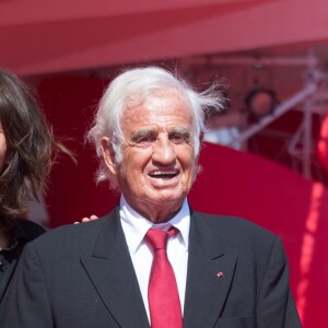 Charles Gérard - Jean-Paul Belmondo arrive au bras de Sophie Marceau sur le tapis rouge du 73e Festival du Film de Venise, la Mostra, pour recevoir le Lion d'Or pour l'ensemble de sa carrière. Le 8 septembre 2016