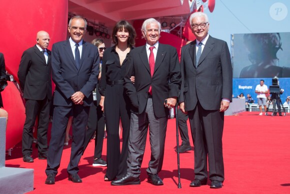 Alberto Barbera et Paolo Baratta aux côtés de Jean-Paul Belmondo et Sophie Marceau sur le tapis rouge du 73e Festival du Film de Venise, la Mostra, pour recevoir le Lion d'Or pour l'ensemble de sa carrière. Le 8 septembre 2016