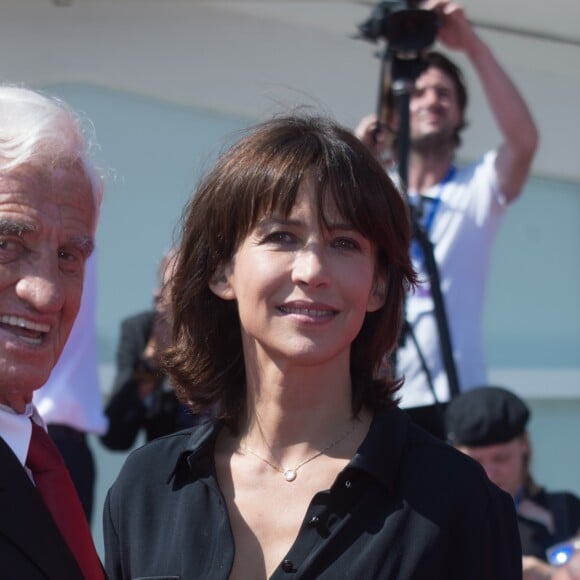 Jean-Paul Belmondo arrive au bras de Sophie Marceau sur le tapis rouge du 73e Festival du Film de Venise, la Mostra, pour recevoir le Lion d'Or pour l'ensemble de sa carrière. Le 8 septembre 2016