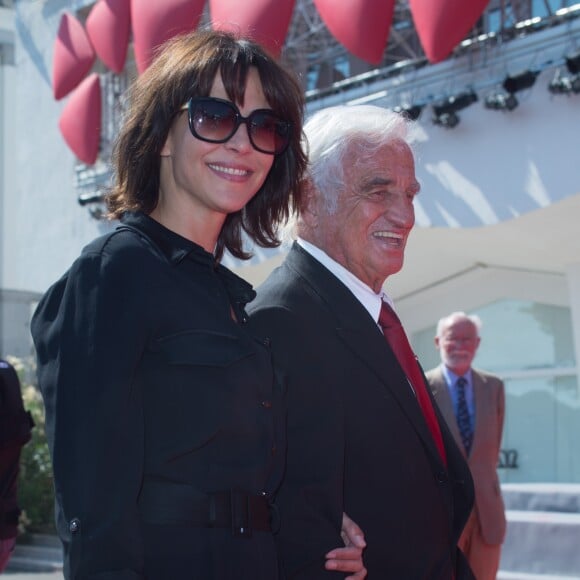 Jean-Paul Belmondo arrive au bras de Sophie Marceau sur le tapis rouge du 73e Festival du Film de Venise, la Mostra, pour recevoir le Lion d'Or pour l'ensemble de sa carrière. Le 8 septembre 2016