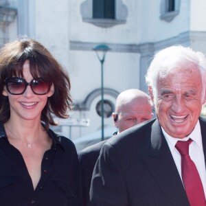 Jean-Paul Belmondo arrive au bras de Sophie Marceau sur le tapis rouge du 73e Festival du Film de Venise, la Mostra, pour recevoir le Lion d'Or pour l'ensemble de sa carrière. Le 8 septembre 2016