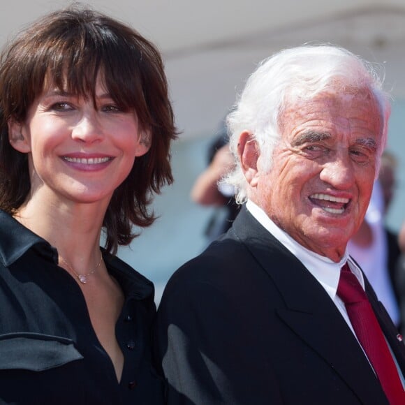 Jean-Paul Belmondo arrive au bras de Sophie Marceau sur le tapis rouge du 73e Festival du Film de Venise, la Mostra, pour recevoir le Lion d'Or pour l'ensemble de sa carrière. Le 8 septembre 2016