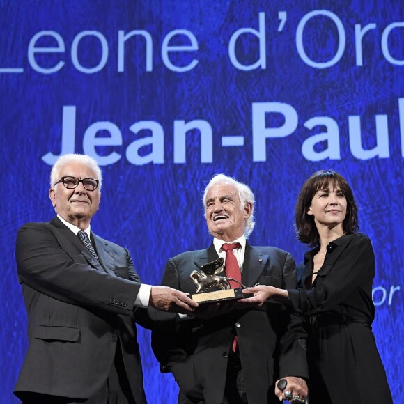 Jean-Paul Belmondo pose avec Sophie Marceau et son Lion d'or lors de la 73e Mostra de Venise, le 8 septembre 2016.