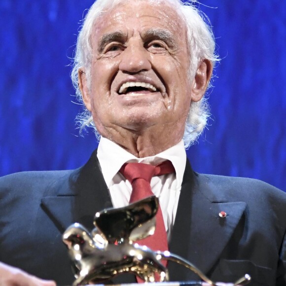 Jean-Paul Belmondo pose avec son Lion d'or lors de la 73e Mostra de Venise, le 8 septembre 2016.