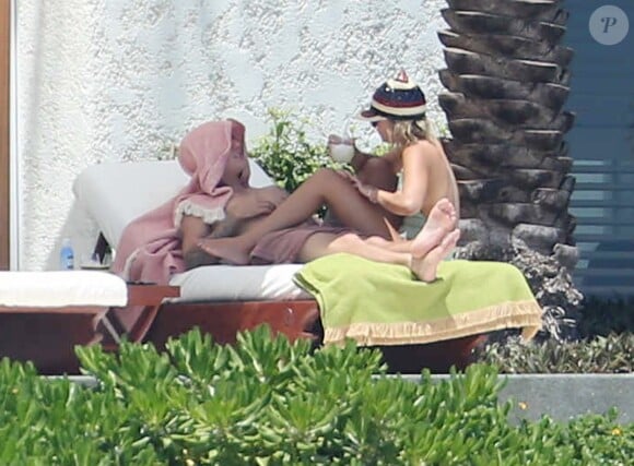 Exclusif - Justin Bieber et sa compagne Sofia Richie jouent et se relaxent sur un transat à Cabo San Luca dans leur residence de vacances le 29 août 2016.
